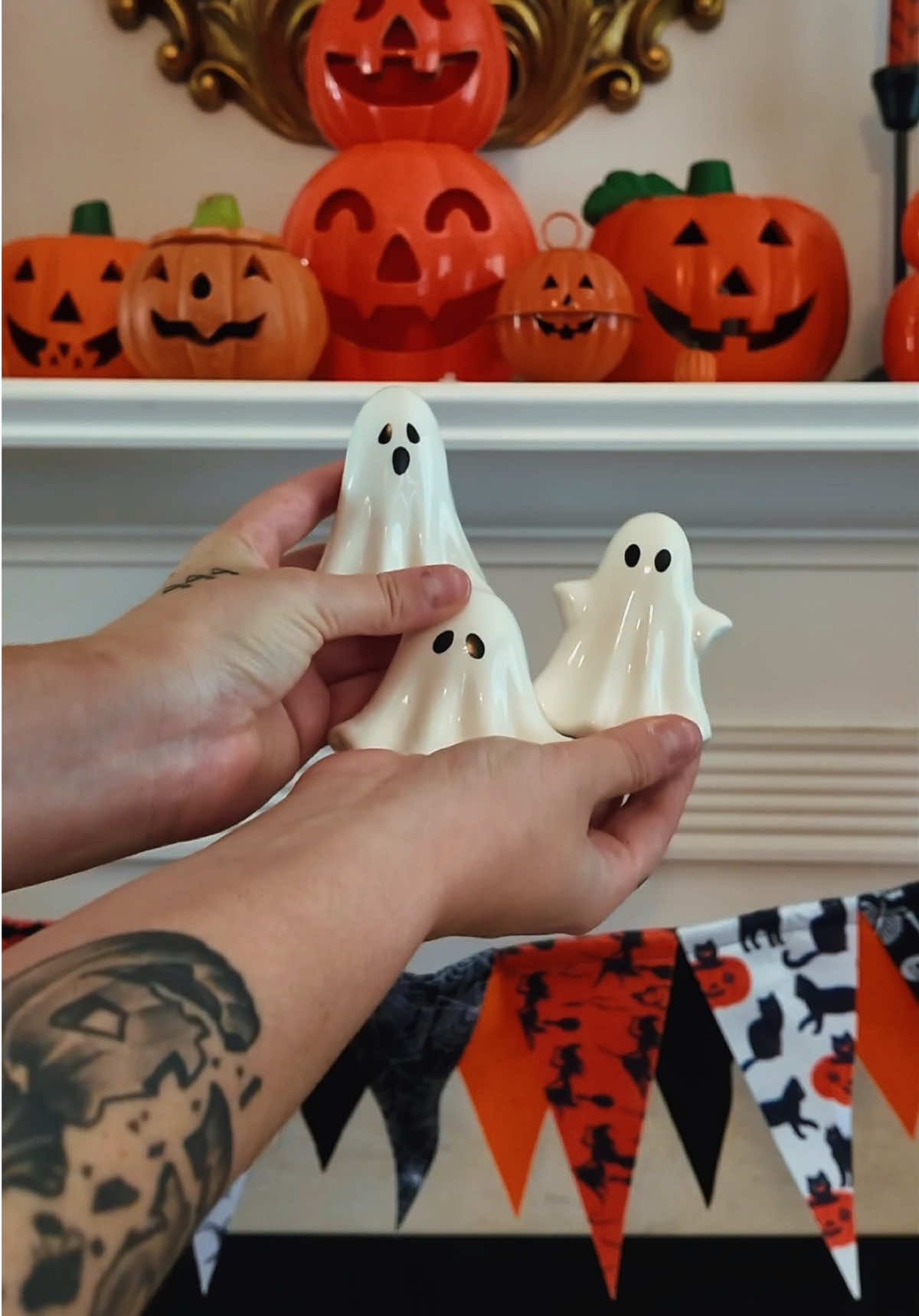 Love my ghost & pumpkin mantle this year 👻🎃 #gifted #halloween #halloweenlover #halloweendecor #halloweenishere 