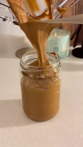 هذي ثاني مره اسويها وهالمرة طلعت الذ بكثييير ، لاني حمصت الفول السوداني زيادة وحطيت رشة ملح والخلاط يجنننن تبارك الله بسرعة وصلت للقوام اللي ابيه😍❤️❤️ #زبدة_فول_سوداني #peanutbutter #وصفات_سهله #وصفات_صحيه #fyp 