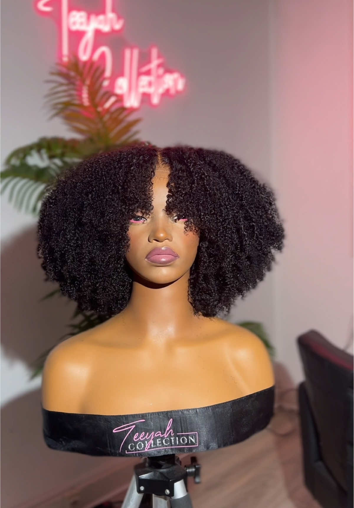 Perruque confectionnée à la machine a coudre avec nos mèches AFRO KINKY CURLY pour un résultat ultra naturel et plein de volume ✨ REF : Naëlly 💕 👉🏽 Découvre nos perruques et toutes nos textures sur 𝐖𝐖𝐖.𝐓𝐄𝐄𝐘𝐀𝐇𝐂𝐎𝐋𝐋𝐄𝐂𝐓𝐈𝐎𝐍.𝐂𝐎𝐌 #perruquetexturée #kinkycurly #perruquekinkycurly #perruqueafro #wigkinkycurly #perruquecrepue #texturedwig #afrowig #naturalhairlook #protectivestyle #afrocurly #afrokinkycurly #afrokinkycurlywig #wigmaker