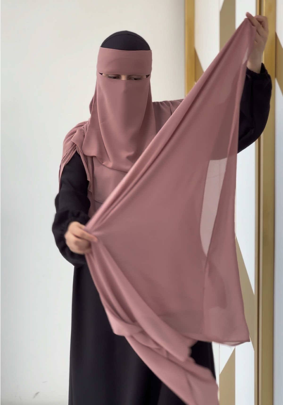 ⁨	سێتی نیقابی مالیزی کە بە دیزاینێکی تایبەت بۆمان ئامادە کردوون  تێبینی/ بۆ ئەو خاتوونە گوڵانەی تەنها حیجابن ئەتوانن بێ نیقاب تەنها حیجابەکە داوا بکەن ~~ طقم النقاب الماليزي الذي صممناه لكم بشكل مميز ملحوظة: بالنسبة للسيدات المحجبات فقط، يمكنك طلب الحجاب فقط بدون النقاب⁩