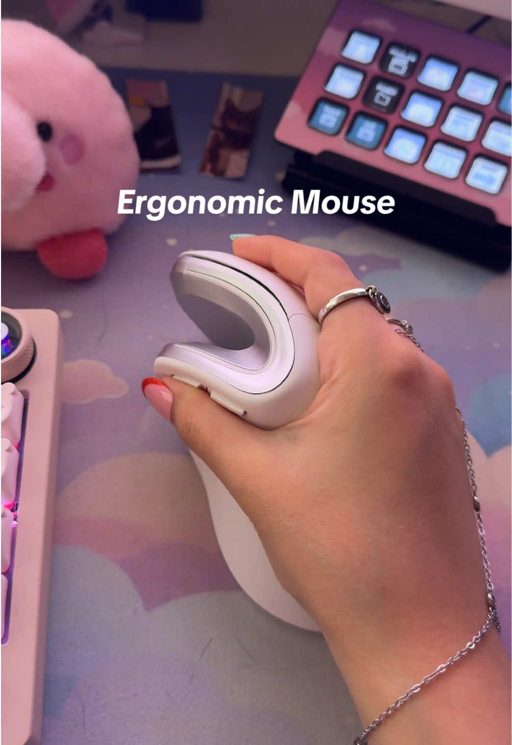 completely eliminated my pinky pain, thank goodness! back to hours of gaming 🙂‍↕️ #verticalmouse #workfromhome #desksetup #ergonomicmouse 