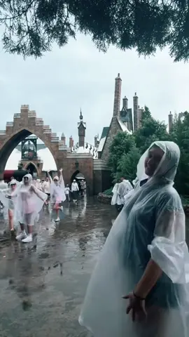 sisterhood w sk 🫶🧚‍♀️🎢 #fun #rain #universalstudios #harrypotter #butterbeer 