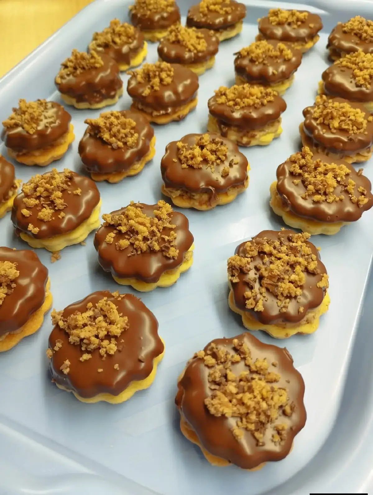 Margotková kolečka🙂 Recept 300g hl.mouky, 200g másla, 100g moučk.cukru,1 vejce.  Náplň-150g Margotky(nastrouhat) 200g másla, 2 PL moučk.cukru,3 PL rumu.  Zdobeni-čok.poleva,nastrouhaná Margotka. Ze surovin vypracujeme těsto, které necháme v lednici do druhého dne. Vyválíme plát asi 3mm a vykrojíme kolečka. Pečeme na 160°C cca 10 min. Vychladlá kolečka slepíme náplní, namočíme do polevy a posypeme Margoutkou. Náplň-Máslo utřeme s cukrem, přidáme rum a nastrouhanou Margotku. Zkratka pro PL=Polévková lžíce. #chia #mascarpone #smoothie #kiwi #nedele @Rohlik.cz 