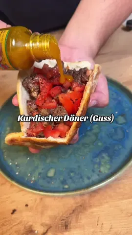 Kurdischer Döner („Guss“) straight outta Erbil 🤌  Zutaten: - 500 gr Mehl (Tipo00/405) - ⁠300 ml lauwarmes Wasser (30-35 Grad) - ⁠7 gr Trockenhefe - ⁠je 0,5 EL Salz und Zucker - ⁠Sesam - ⁠1,4 kg Steakfleisch - ⁠Tomaten - ⁠Amba Sauce 1. Hefe mit Wasser und Zucker vermischen und 10 min ruhen lassen 2. ⁠Mehl und Salz untermischen und 10-15 min zu einem Teig kneten 3. ⁠1 Std abgedeckt gehen lassen 4. ⁠in 7 Stücke teilen und zu Kugeln formen 5. ⁠in eine Form rollen sodass beide Seiten kleine Zipfel haben 6. ⁠flach ausdrücken und abgedeckt 45 min ruhen lassen 7. ⁠mit Mischung aus Mehl und Wasser bestreichen, Sesam drübergeben und bei 250 Grad Ober-Unterhitze für 10-12 min backen 8. Fleisch scharf für 2 min anbraten und mit Salz + Sumak würzen 9. ⁠Brot mit Fleisch, Tomaten und Sauce belegen und genießen #kurdistan #döner #erbil #rezept #cooking 