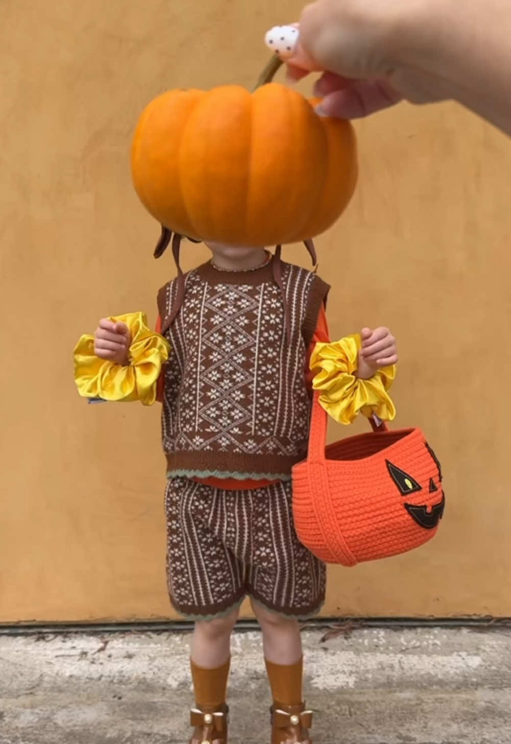 Pumpkin fall outfits #kidsfashion #pumpkinseason #fallfashion 