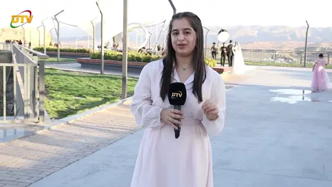 ⁨ ⁨پێشکێشکارا پرۆگرامێ زارۆکان ل دەلال، چوویە گوندێ سپی دیاریان پێشکێشی ئەوان زارۆکان دکت یێن بەرسڤا پرسیارێن وێ دزانن.⁩⁩⁩