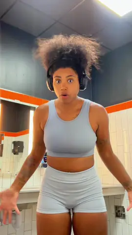Just watch the mirror 🪞 show must go on 🤣 #fypシ #GymTok #funny #gymgirl 