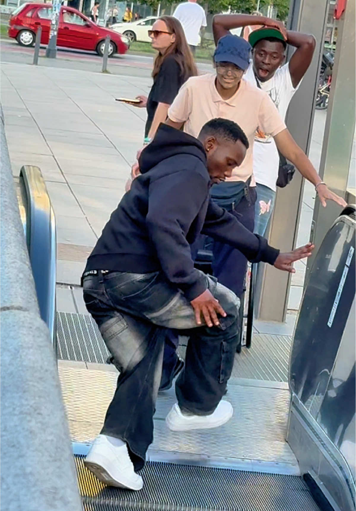 When the One Who Tries to Help… Needs Help Too 😅❤️#positive #foryoupage❤️❤️ #ffyp #comedyvideo #socialexperiment @Musti ♛ 