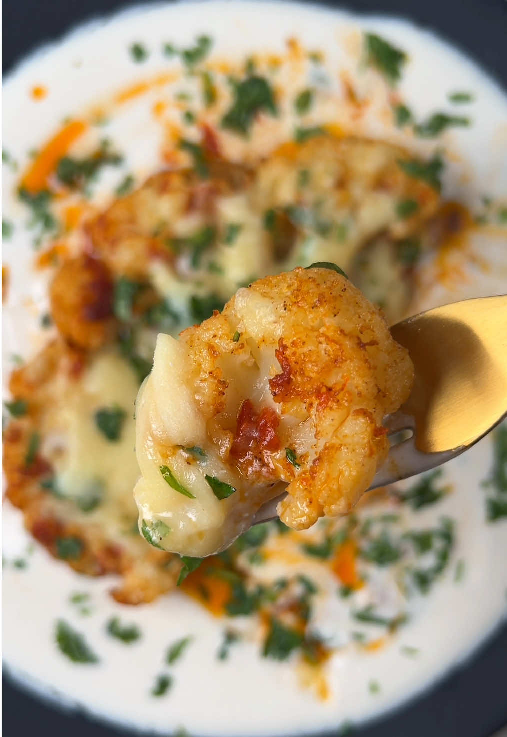 الذ واسهل طريقة زهرة بالجبن 🫕 Best Roasted Cheesey Cauliflower Steaks  @passion.kitchen1 المقادير والطريقة: زهره مقطعه شرائح او ستيك جبن موزريلا بقدونس مفروم التتبيلة: ١/٢ كوب زيت زيتون ٢ فص ثوم مهروسة ١/٢ ملعقة صغيرة دبس فليفلة او معجون طماطم  ( ملح - فلفل اسود - بابريكا - بودرة ثوم - بودرة بصل) صوص الزبادي: ١ كوب زبادي  ١ ملعقه صغيره طحينه سائله  ١ ملعقه كبيره عصير ليمون  ملح  . يسخن الفرن على درجة حراره ٣٦٠ فهرنهايت او ١٨٠ مئوية  ننقع الزهره دقيقتين في مويه وملح حتى تنظف ثم تقطع ستيكات في قدر نضع ماء مغلي وملح ونسلق الزهرة لمده ٣-٥ دقائق  نخلط جميع مكونات التتبيلة وصوص الزبادي وتترك جانبا في صينية الخبز نضع الزهره وندهنها بالصوص من الجهتين تدخل الفرن او القلايه الهوائيه حتى تتحمر او لمده ١٠ دقايق ثم تخرج ونضع عليها جبن الموزاريلا والبقدونس المفروم وتعاد مره اخرى حتى تتحمر  في طبق التقديم نضع صوص الزبادي ثم الزهره وتزين بالبقدونس المفروم وتقدم وبالعافيه.. يمكن استبدال صوص الطحينه بالحمص او المتبل او حتى الاستغناء عنه.. recipe ideas healthy dinner lunch breakfast cauliflower steak veggie salad tahini وصفات صحية قرنبيط  #غداء #عشاء #فطور #الشعب_الصيني_ماله_حل😂😂 #وصفات_سهله 