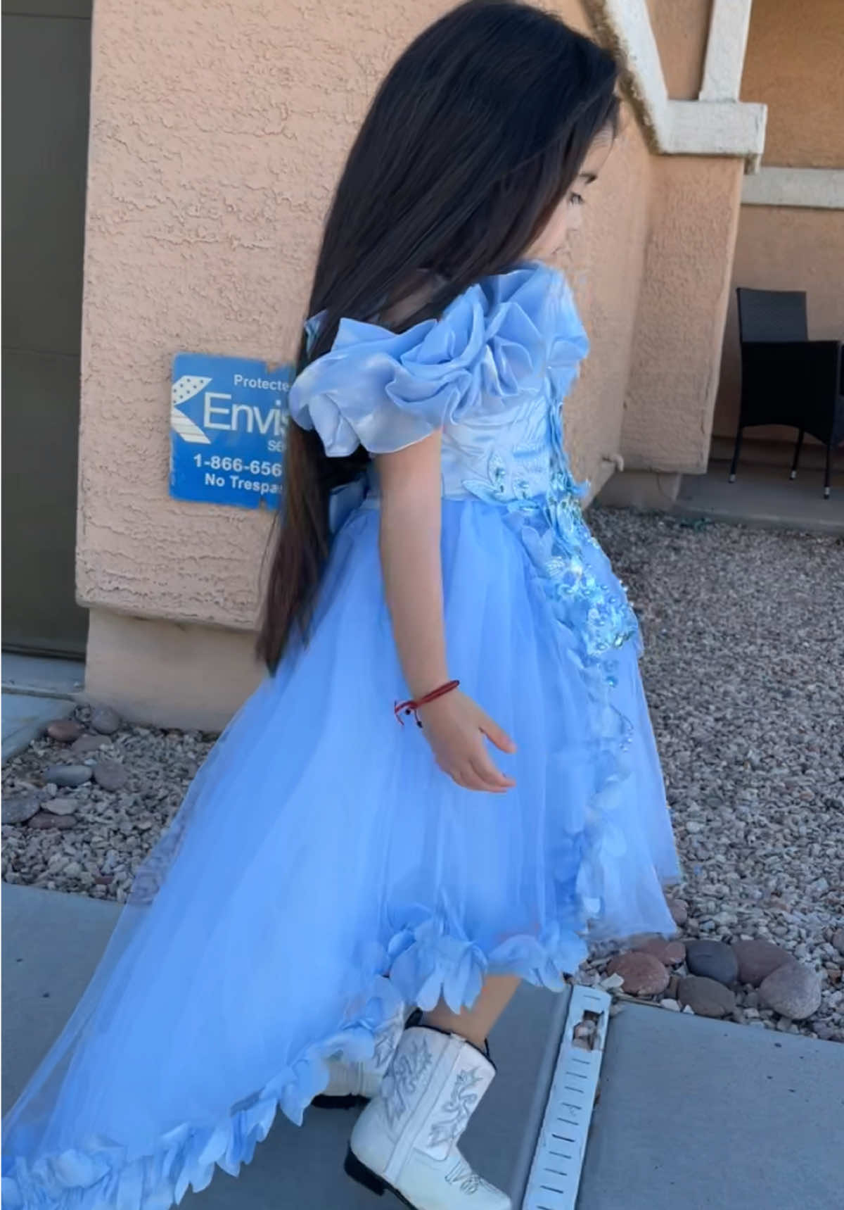 Confeccionado con precisión y cariño, este vestido capta la atención a cada paso. Este encantador vestido presenta una capa de tul de ensueño que realza cualquier ocasión formal. Con un estilo sin mangas y una elegante falda con capas, es la opción ideal para eventos especiales este vestido la convertirá en la estrella de cualquier fiesta o celebración Déjala brillar como nunca antes! Consigue este vestido imprescindible para tu princesita👑 #princessdress #kidsdress #princessparty #bluedress #princessdress 