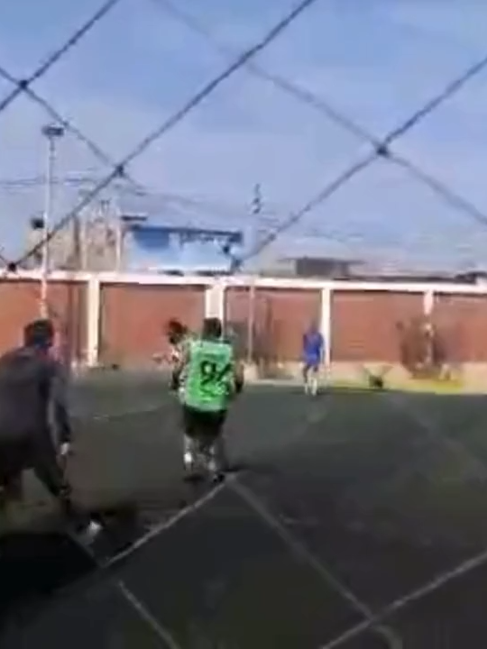 Malo que gritas y no llegas 🤣🤣🤣🤣⚽ dos opciones dejar que pase el balón y un autopase el otro recepción con la derecha y pase infiltrado con la izquierda pero no llegó mi compañero ⚽