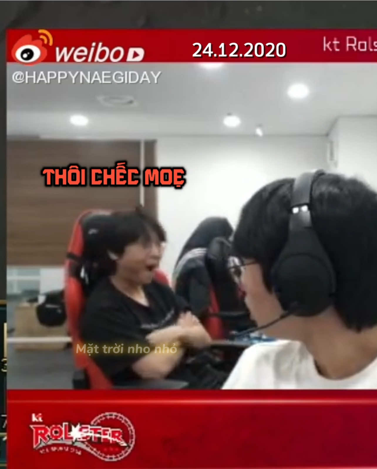 < Doran - Dòng thời gian của riêng em > ________________ [24.12.2020] Doran stream - Truyền thuyết đô thị của Choi Hyeonjun Với sự xuất hiện của: Hybrid và Blank Kèm theo người trải nghiệm: Deft =)))))) ….. Đang stream thì nghe tiếng nhỏ em trai hú lên 1 cách hoang dã =))))) 2 ông anh ngồi đằng sau trêu nhỏ xong thì suýt nữa truyền thuyết đô thị được tái hiện =)))))) 👀 Anh Blank giật hết cả mình 🤡  _______________ Cre: Happynaegiday | WB 9596016103zzz | X #choihyeonjun #Doran #KT21 #timemachine #Day19