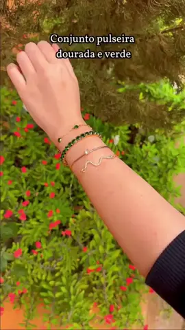 Adicione um toque de elegância e sofisticação ao seu look com este deslumbrante Conjunto de 4 Pulseiras Femininas douradas com detalhes em Cristal Verde e serpente. #Pulseirismo #AcessóriosFemininos #JoiasFinas #CristalVerde #PulseiraSerpente #ModaFeminina #Elegância #PresenteFeminino