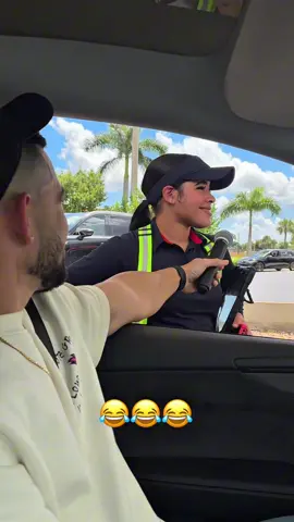 No cantó pero a hice reír 😀 #carsinging #reaction #funnyvideos #drivethru #cantandocondanybaxter 