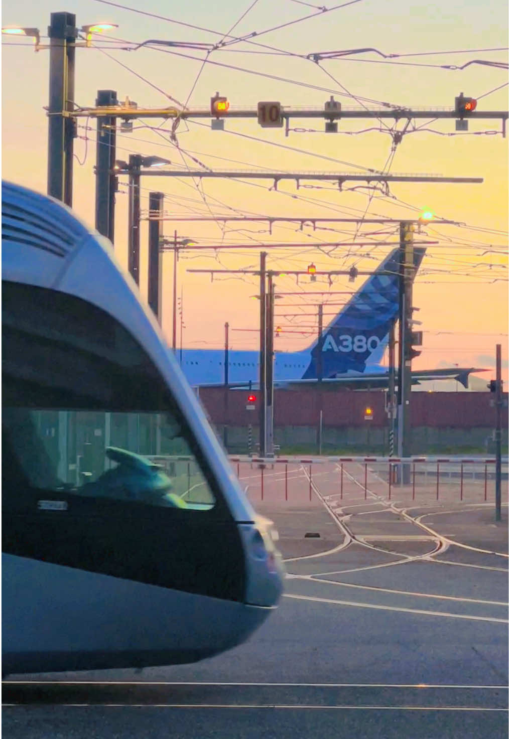 Un soir tranquille à Blagnac #blagnac #tram #tisseo #sunset 