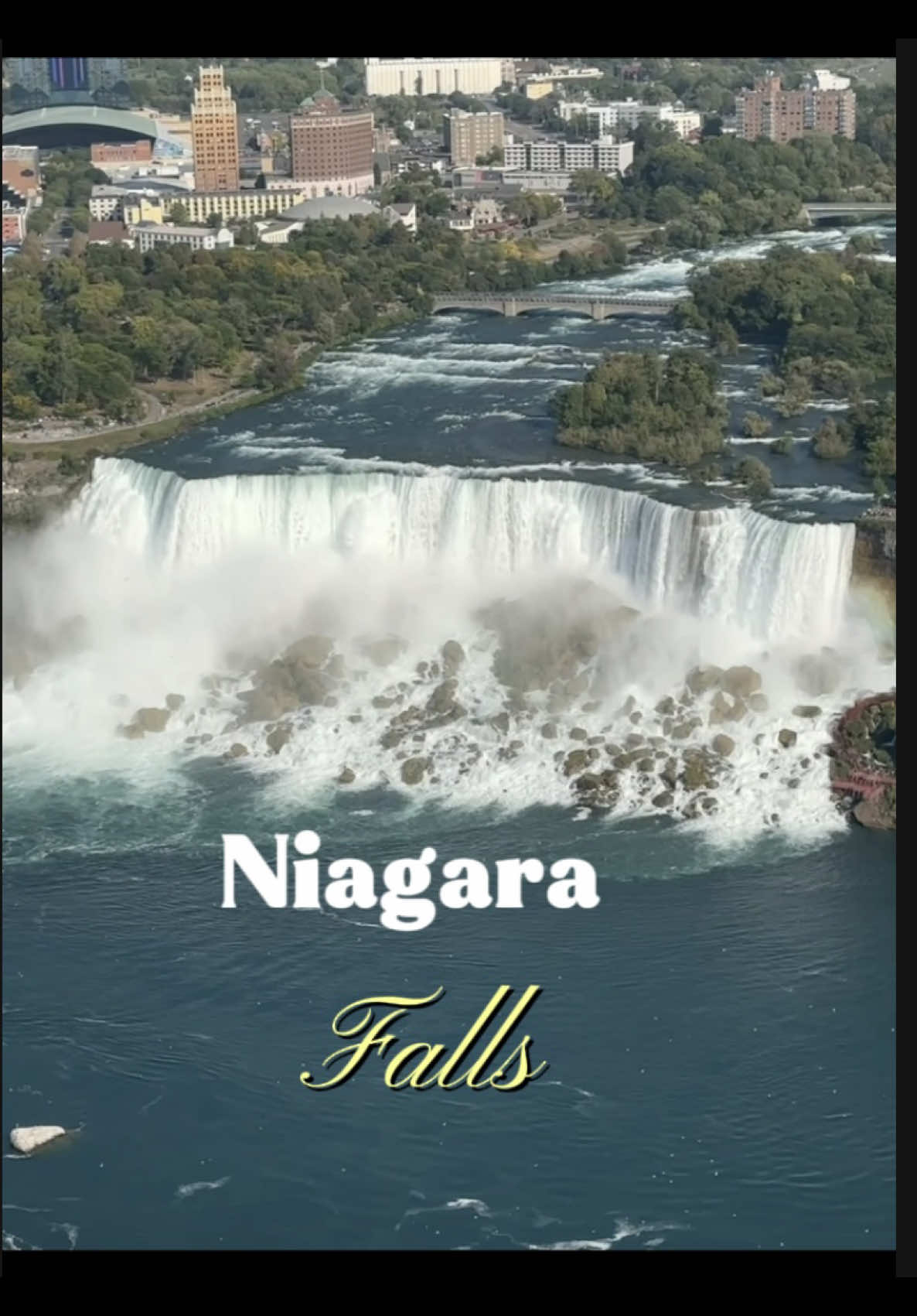 My Travel goal ✨ Les chutes du Niagara, Majestueuses. Puissantes. Hypnotisantes🌊 Un spectacle de la nature qui te laisse sans voix 💙 Bref, à vivre au moins une fois dans sa vie.🙌🏾 #niagarafalls #view #travelgoal #canada #trip 
