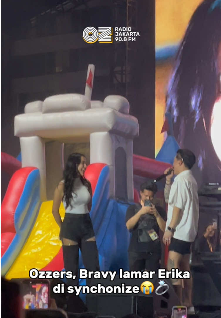 Ozzers, siapa sangka! 😭💍 Bravy lamar Erika langsung di panggung Synchronize! Momen paling nggak terduga tapi super manis ❤️✨ #OZRadioJakarta #SynchronizeFest #BravyErika #LoveOnStage