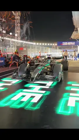 And the hero of today’s celebration, George Russell, is the winner of the 2025 Singapore Grand Prix🥇🥹 #singapore #raceday #russell #mersedes #race 