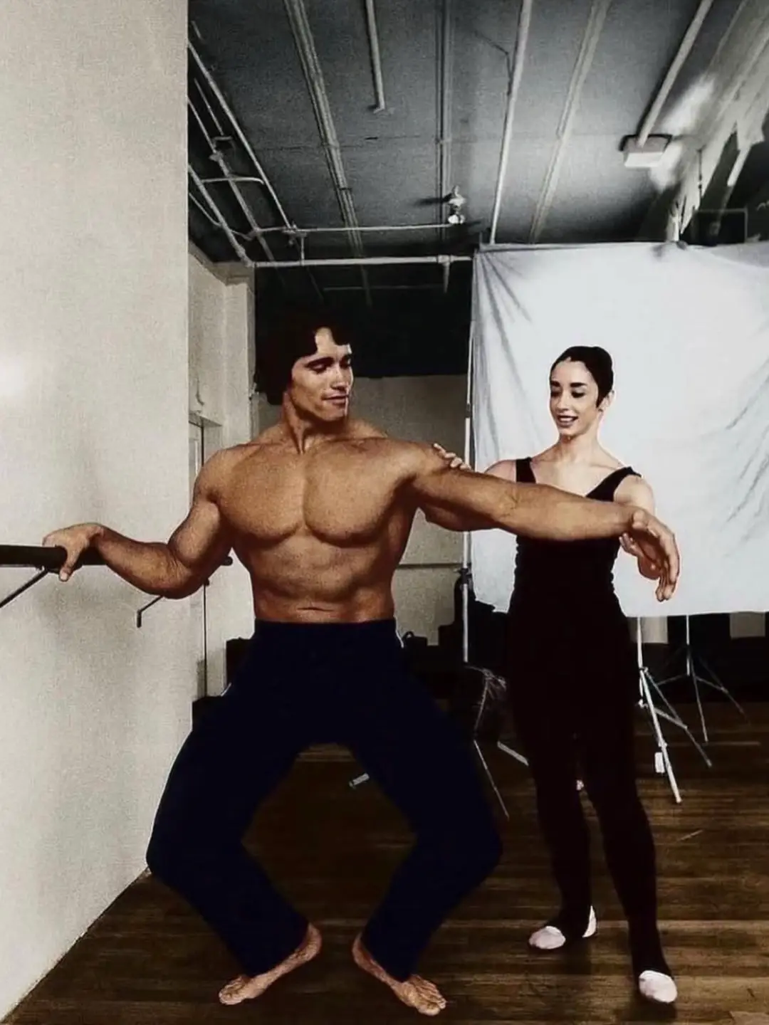 Most people know Arnold Schwarzenegger as the king of bodybuilding, but few know he once took ballet lessons. In 1977, he used ballet to improve his posture, balance, and grace during competitions — helping him strike poses with precision and elegance. Even the strongest muscles need flexibility and control. For Arnold, ballet wasn’t just art — it was a tool to dominate the stage.