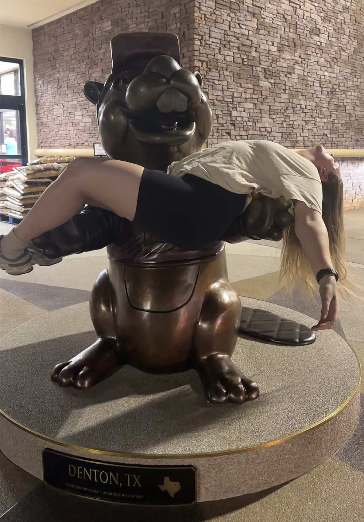 Buc-ee’s holds me in his big arms 🦫 #dallas #bucees 