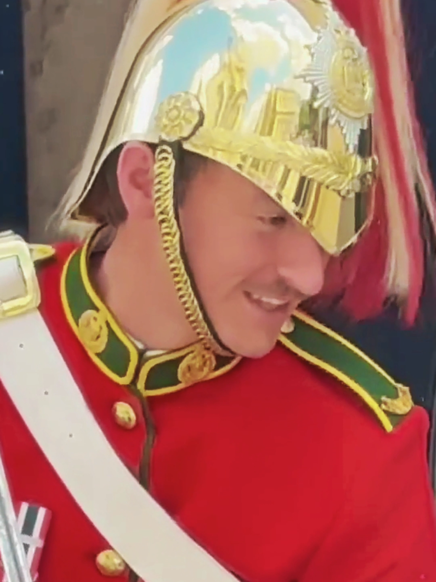 Respect kingsguards 🙏#horseguardsparade #kingsguards #thekingguard #peterellis #usa🇺🇸 