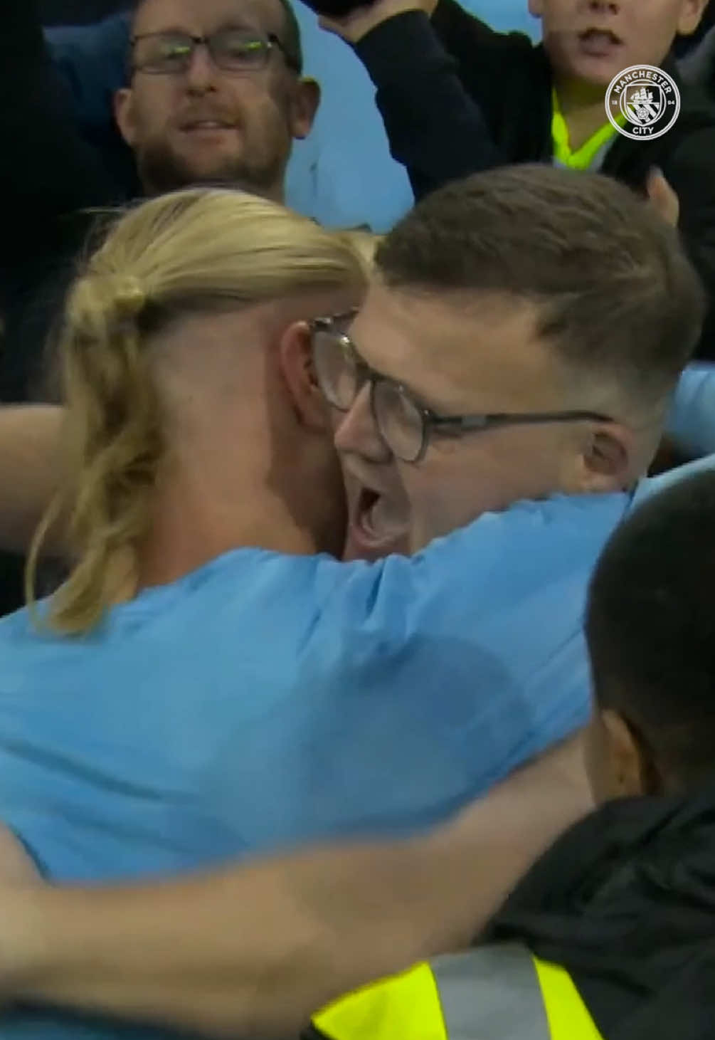 A lot of love for Erling 🩵😅 #ErlingHaaland #ManCity #PremierLeague #Football 