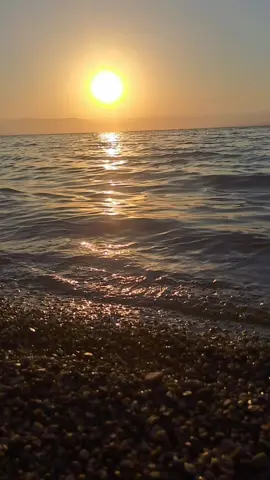 عَجَبَا لِقَلْبِكِ ... يَهْواني وَمَوْجُ الصَّمْتِ يَغْشاهُ! #خوليوس #عمرو_دياب #الهضبة #بحر #غروب_الشمس_تصويري 