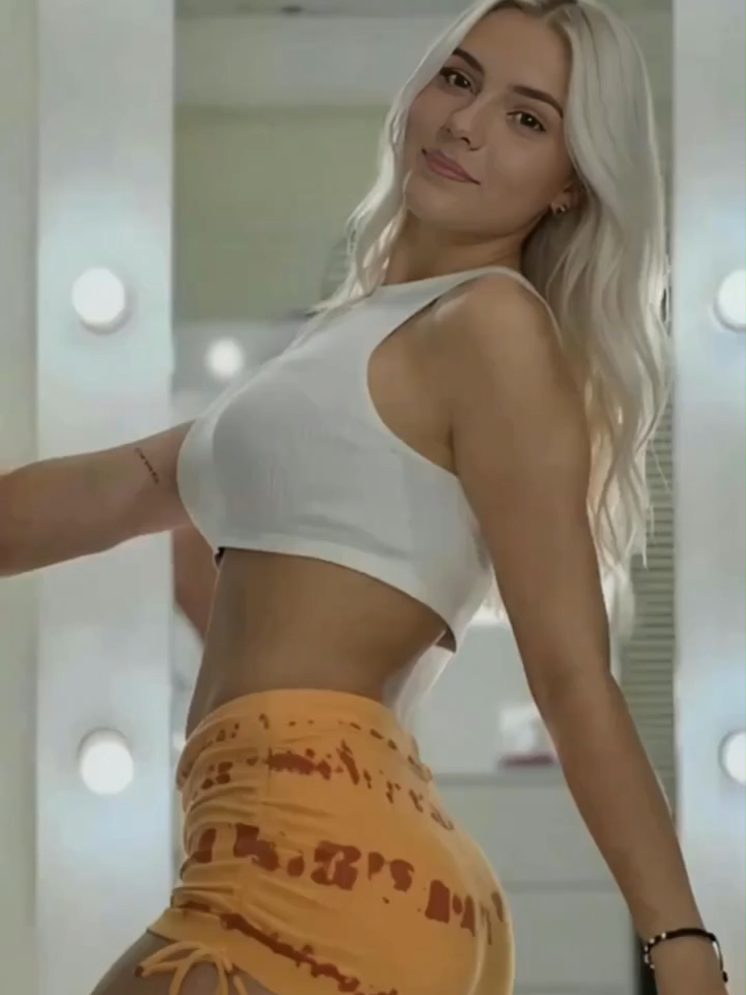 Ianka - top cropped branco e short laranja tie-dye
