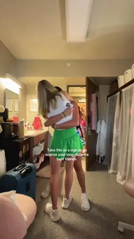 Best. Surprise. Ever. #longdistancefriendship #college #suprise #bestfriend @Megan 