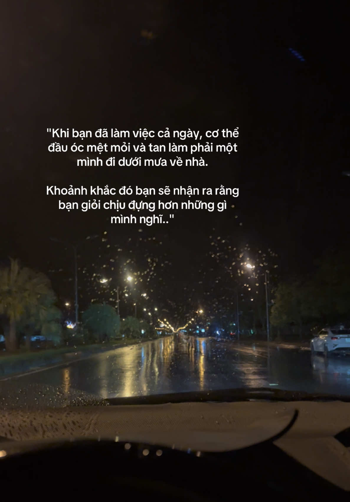 Em vấp ngã dưới trời mưa. Không trách đường trơn, chỉ tại vì em đi không khéo.. #xh #tamtrang #caption #đời #demlangthang 