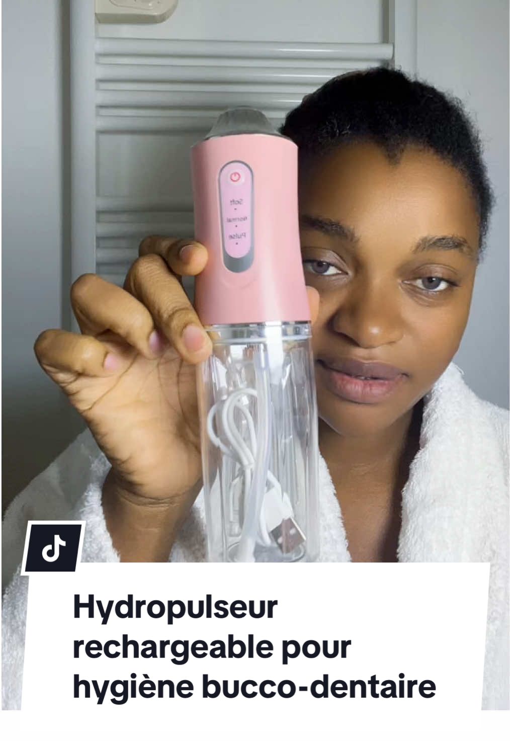 Mon nouveau secret pour des dents super propres ✨🦷 Cet hydropulseur rechargeable nettoie entre les dents, masse les gencives et laisse une vraie sensation de fraîcheur. Franchement, je ne peux plus m’en passer ! 💦.      #Hydropulseur #OralCare #DentalRoutine #TikTokMadeMeBuyIt #SelfCareEssentials 