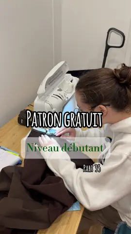 🍁Le patron gratuit de la semaine !  C’est une cape magnifique pour cette automne de Noémie Gomez !  Un patron accessible car vous avez une vidéo YouTube, un livret d’explication et un réel pour vous expliquez pas à pas comment la réaliser ✨ Tu peux trouver le lien du patron dans ma bio ou directement sur le compte insta de @noemiegomez65 !!  Bonne cousette 🥰 #patron #couture #patrongratuit #cape #autumn 