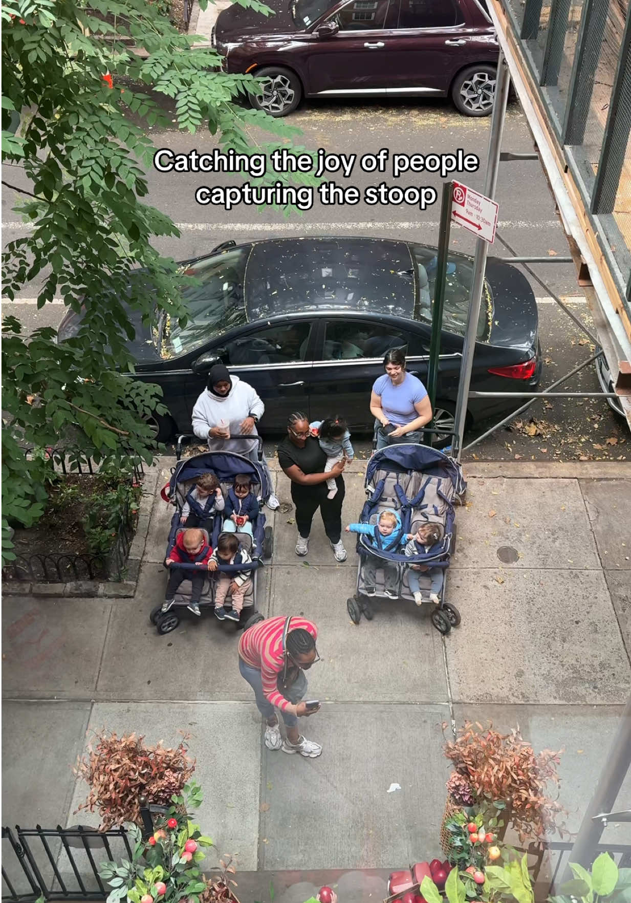 Our Apple 🍎 stoop! #fallinnyc #fallaesthetic #falldecor #newyormers #uppereastside 