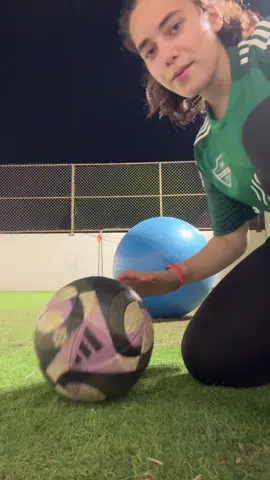 Crossbar challenge😜😜 #saudifootballplayer #footballchallenge #footballtiktok #footballgames 