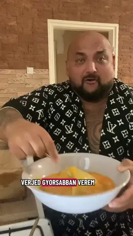 #fyp #❤️ #😂😂😂 #kisabdul #😂😂😂 @𝓔𝓭𝓿𝓪́𝓻𝓭 𝓑𝓪𝓻𝓪𝓷𝔂𝓲🐼 41evesen luis vuttonban süttem a 14eves fiamnak a hanymástojást!!@Tari Ádám Pro-Physique 