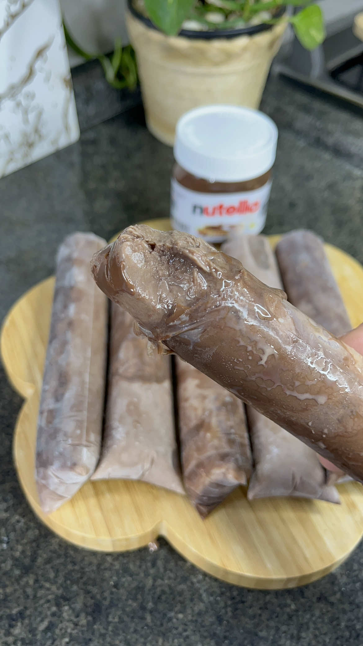 Geladinho de Nutella quem amo chocolate vai amar este geladinho. Ingredientes  600 ml de leite 01 caixinha de leite condensado 01 caixinha de creme de leite 04 colheres de leite em pó 04 colheres de chocolate em pó, eu estou usando 70% Nutella  #geladinho #geladinhogourmet #dindin #sobremesafácil 