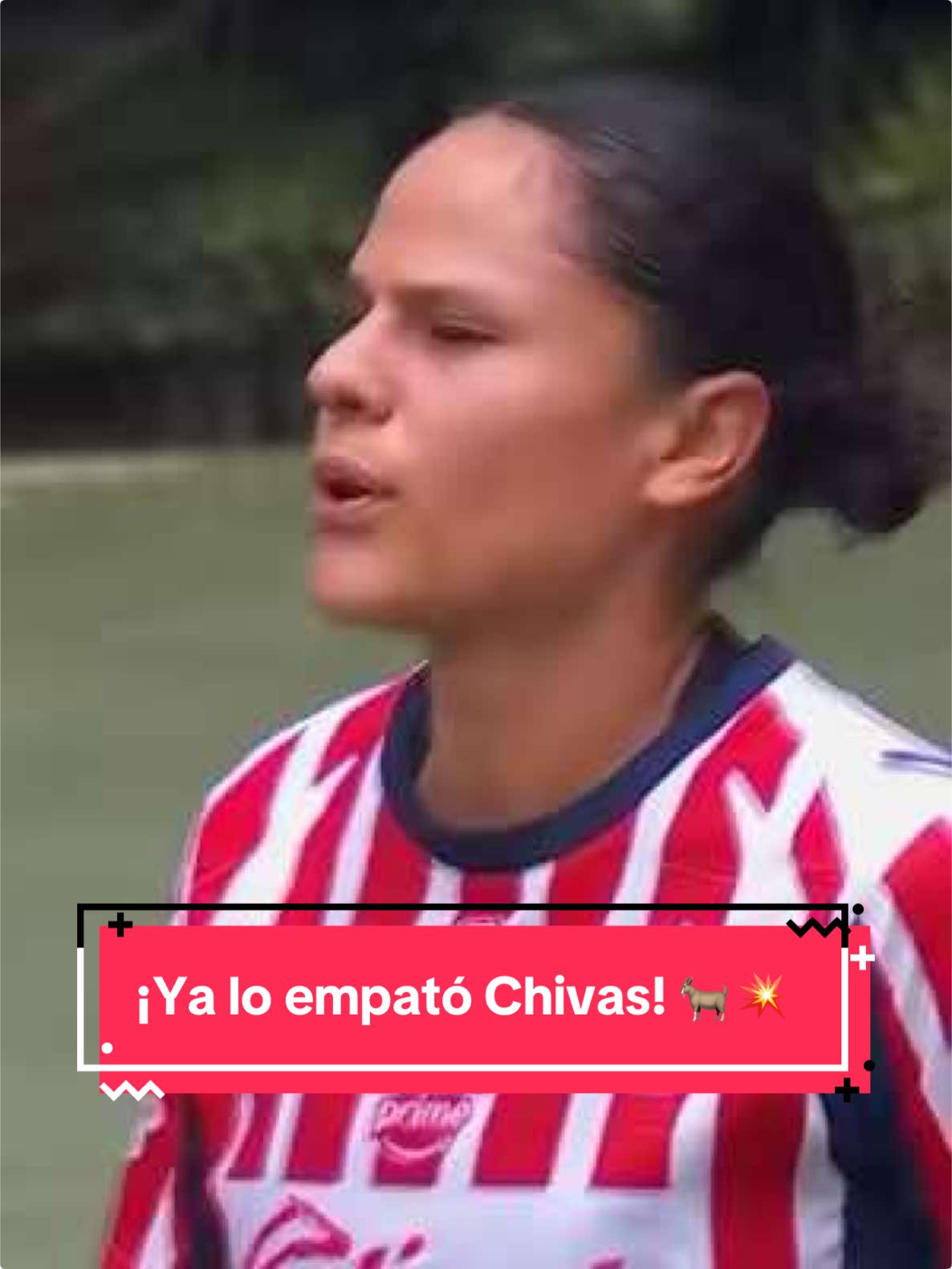 ¡Chivas ya lo empató! 🔴⚪🔥 Con un auténtico golazo de Viridiana Salazar, el Rebaño Sagrado igualó el marcador y encendió el juego. ⚽💥 Apenas unos minutos en el campo le bastaron a Viri para marcar diferencia y estrenarse en el torneo. ✨🙌 ¿Cuántos goles más veremos en este partidazo? 👀🔥 ⚽️ Chivas 🔴⚪️ 2-2 Pumas 😺 #LigaMXTelemundo #LigaMXFemenil