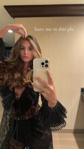 ok so i felt like morticia adams’s in this but in the best way possible 