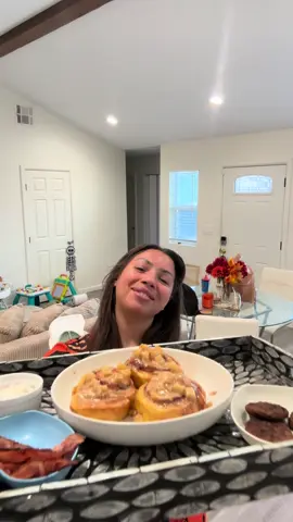 Breakfast 😋  #fyp #breakfast #cinnamonroll #explore #desayuno 