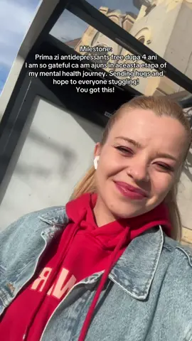 Nu mi-am imaginat ziua asta deloc, pentru ca in momentul in care am inceput tratamentul, tot ce imi doream era sa fiu ok, sa mearga, sa faca ceva, chiar daca asta insemna sa il continui toata viata. Nu aveam spatiu mental sa ma gandesc cum ar arata viata mea mai departe de asta.  Am povestit si pe youtube despre experienta mai pe larg si vreau sa subliniez din nou ceva ce am zis si acolo and I can’t stress enough: antidepresivele nu mi-au vindecat depresia, bc they don’t just do that. Nu exista un astfel de panaceu minune. Au fost, insa, un suport de care am avut nevoie ca sa ies din fundul butoiului si sa pot naviga ce a urmat. Acum vreun an si, va ziceam ca am inceput sa le reduc si ar fi urmat sa “scap de ele” in cateva luni. Insa corpul meu a avut alt ritm, pe care invat sa il cunosc si onorez cat mai mult, so here we are: prima zi dintr-o noua etapa. And I am very grateful. 