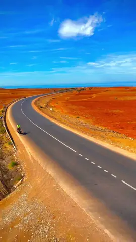 🚴‍♂️ Du souffle, des virages et la liberté absolue. De Nador à Al Hoceima, le Rif m’a offert ses plus beaux paysages. 🌊 Montagnes, mer et silence… le Maroc comme tu ne l’as jamais vu. #Rif #CyclingTrip #Maroc #DroneView #TravelVibes
