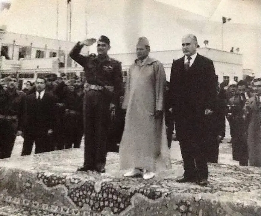 صورة نادرة للشهيد اللواء الركن عبد الكريم قاسم في استقبال الملك الشعبي محمد الخامس ملك المملكة المغربية اثناء زيارة للعراق على رأس وفد مغربي  , ويظهر الفريق محمد نجيب الربيعي رئيس مجلس السيادة عام ١٩٦١ .#الزعيم_عبد_الكريم_قاسم #الشعب_الصيني_ماله_حل😂😂 #قاسميون 