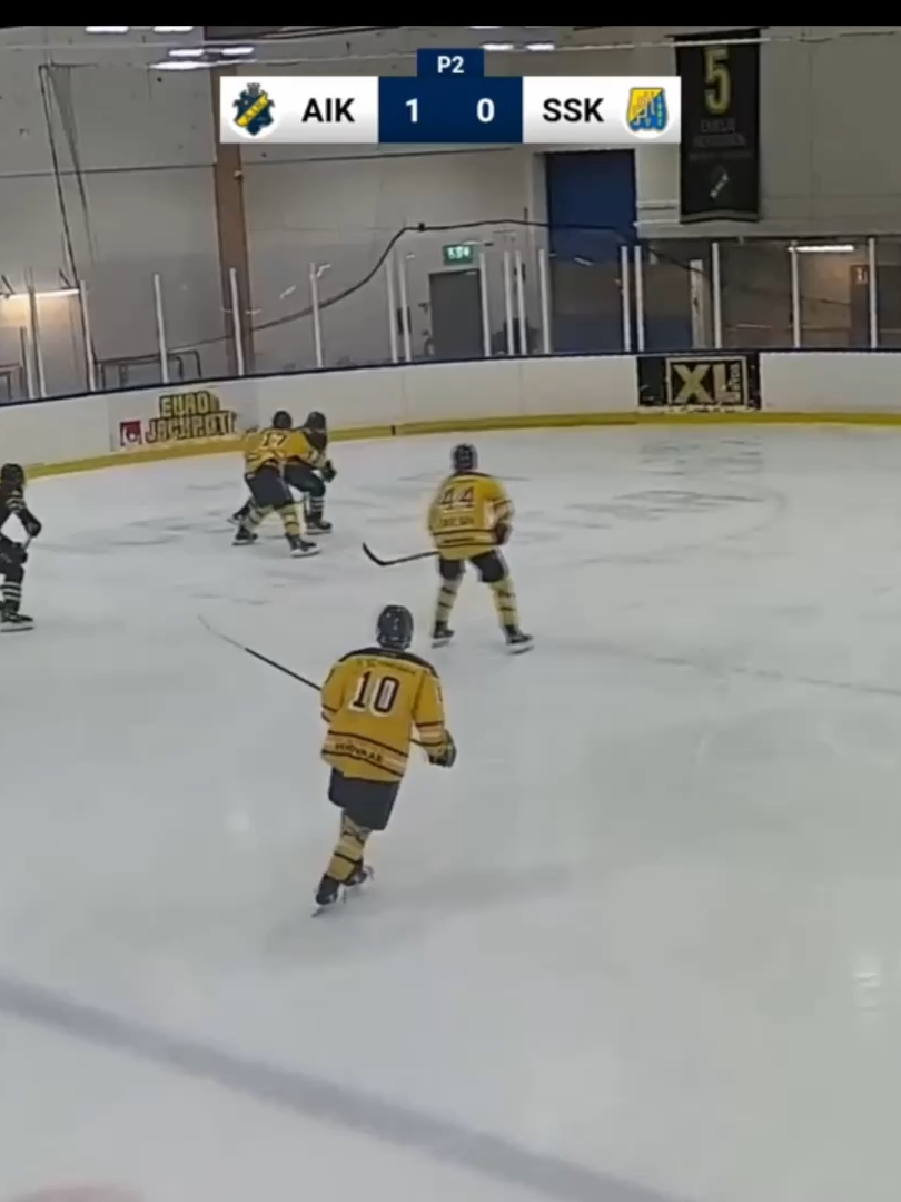 Mål. @elliot_l3wis Assist. @carl.norrbin  #hockey #juniorhockey #hockeytime #ishockey #hockeymoments