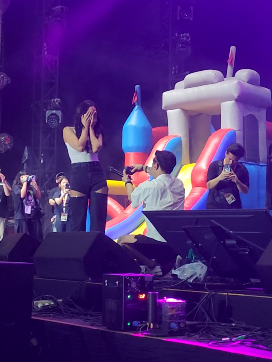 detik detik erika carlina dilamar Bravy di atas panggung Synchronize 2025, arap & a4aclan team terharuu bngt. congrats vchonk & erika.