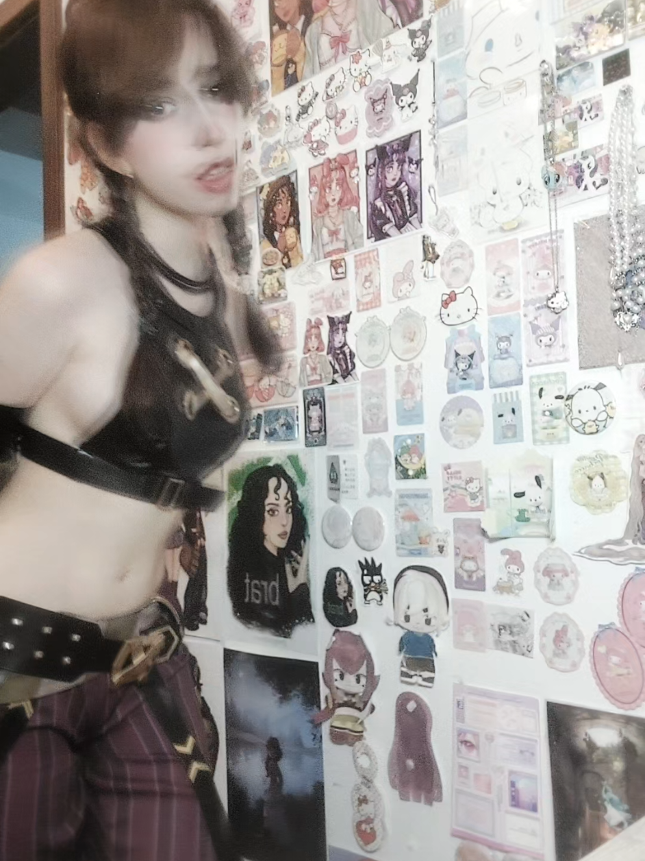 !fake gun! #xyzabc #fyp #LoL #arcane #cosplay !fake body! also guys..im omni not lesbian why u mad I said I liked a boy💔dont like him no more but still😞