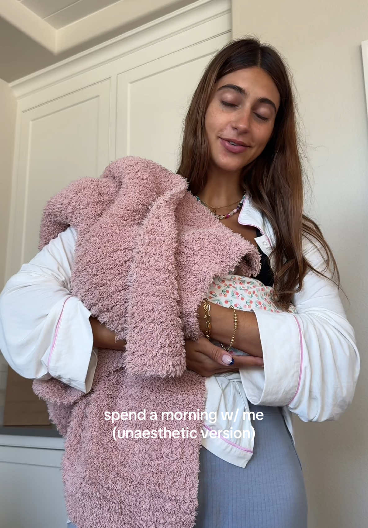 Good morning from me and Navy!!! I’m getting good at doing things with one arm hahah #newborn #postpartum #grwm #morningroutine #realistic @saranoniblanket @Magnetic Me @BaubleBar @Pure Encapsulations Shop