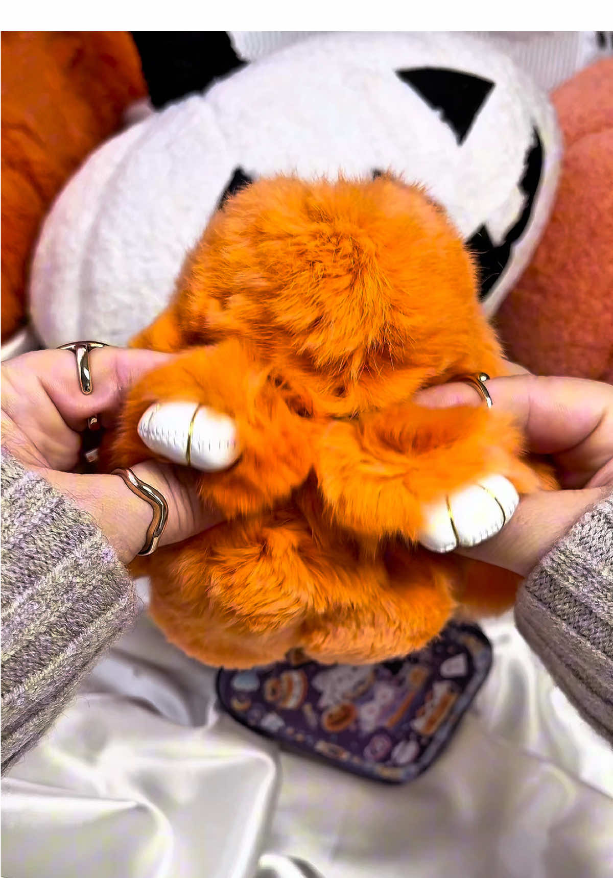 SPOOKY LULU! 🐰🎃🍂🍁👻🧡 #bunnylulu #bunnylulukeychain #llavero #spookylulu #halloweenbunnylulu #keychain #halloweenaesthetic🎃👻😈 #fallaesthetic #autumnaesthetic  #TikTokShopCreatorPicks #HomeRefresh #DealsForYouDays #Dealsforyou #ad #TikTokShopFallDealsForYou   #AutumnLiving #halloweenbunnylulu   #tiktokshopfalldeals #falldealsforyou #tiktokshop 