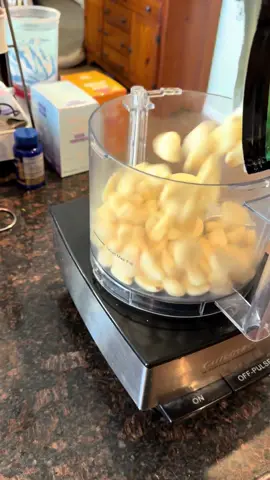 🧄 Garlic Lifehack🧄 . . Take advantage of Costco‘s large bag of peeled garlic, and mince it up in a food processor, throw it in a Ziplock, and then in the freezer to have fresh chopped garlic on hand to make meal prepping and dinner time easier  #Garlic #VampiresBeware #LifeHack #FreezerReady #FoodProcessor 