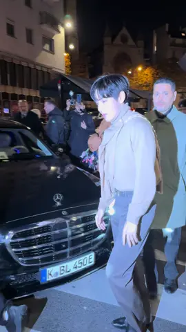 #taehyung leaves a restaurant tonight in Paris #bts 