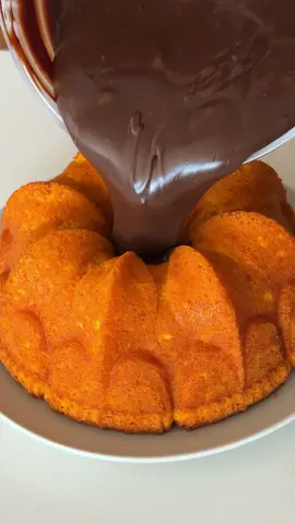 Bolo de cenoura vulcão:  Ingredientes massa:  270g de cenoura crua  3 ovos  200 mls de óleo  3 ovos  2 xícaras de açúcar  2 xícaras de farinha de trigo  1 colher de sopa de fermento em pó  Modo de preparo no vídeo. Unte uma forma com furo no meio e leve pra assar em forno pré aquecido à 180 graus por 45-50 minutos!  Brigadeiro:  1 lata de leite condensado  1 colher de sopa de manteiga  4 colheres de sopa de chocolate em pó 50%  1 caixinha de creme de leite  Modo de preparo no vídeo.  Depois do bolo pronto finalize com o brigadeiro e granulados, aproveite! 